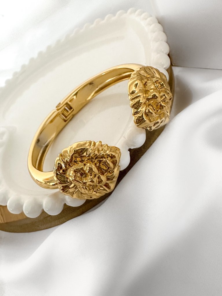 Bracelete com ponteira de leão semi jóia em verniz italiano banhado a 10 milésimos de ouro 18k
