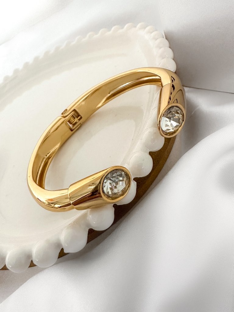 Bracelete com ponteira de zircônia semi jóia em verniz italiano banhado a 10 milésimos de ouro 18k
