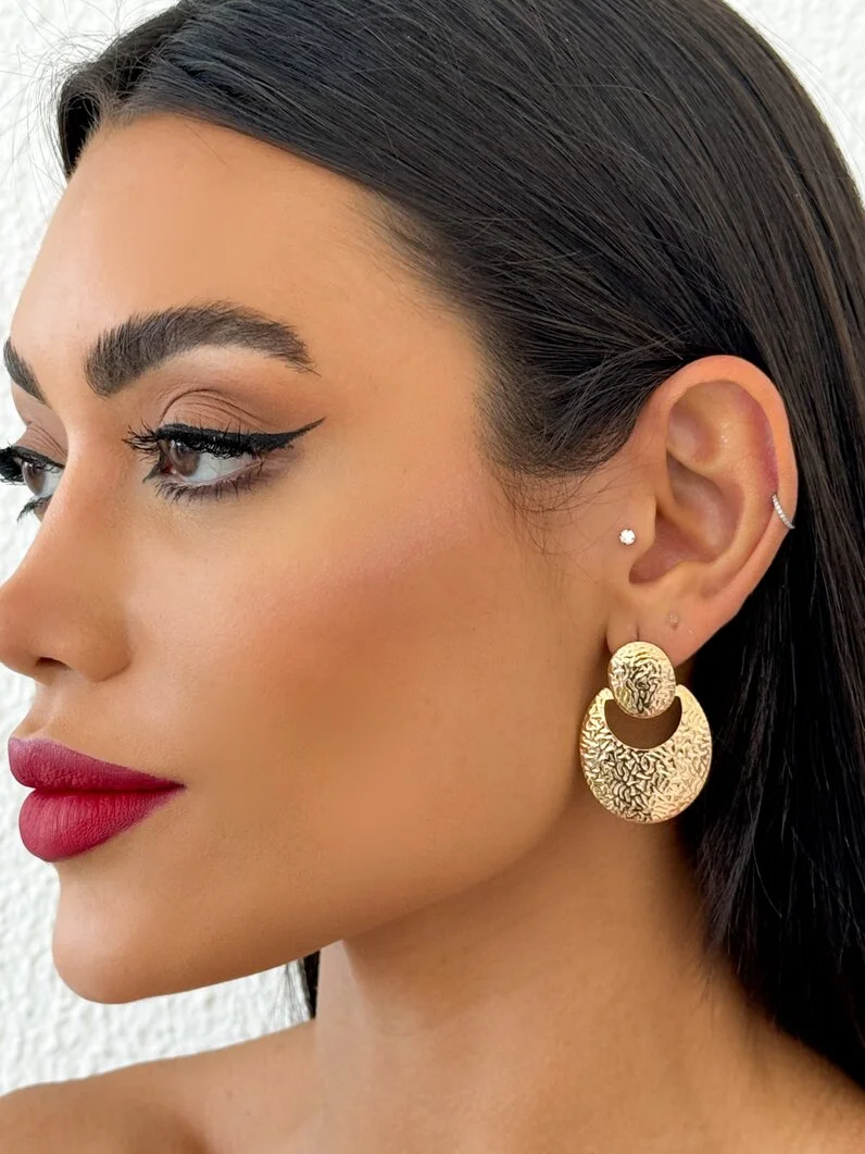 Brinco Folheado a Ouro 18k e Prata Oval Vazado Martelado