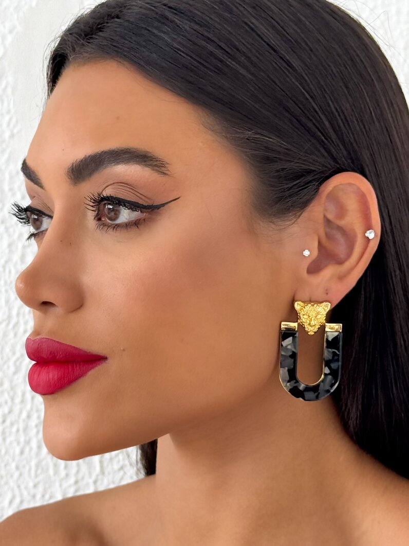 Brinco Folheado a Ouro 18k Ponteira Inspiração Grandes Marcas Com Resina