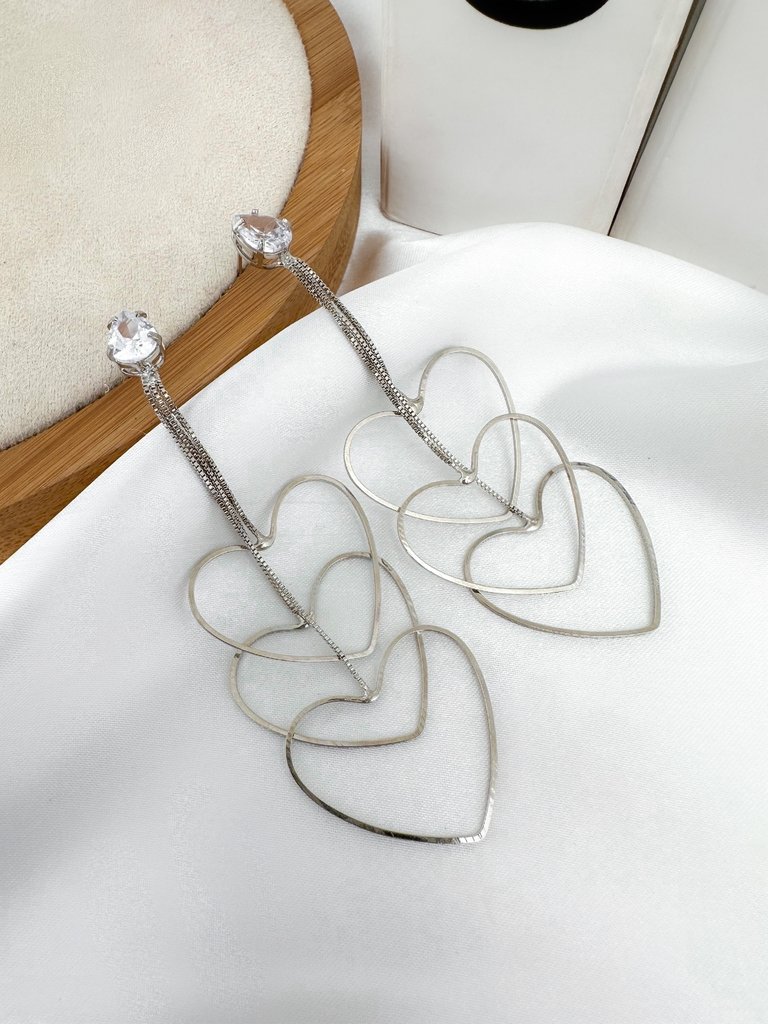 Brinco gota de zircônia com fios e coração vazado níquel