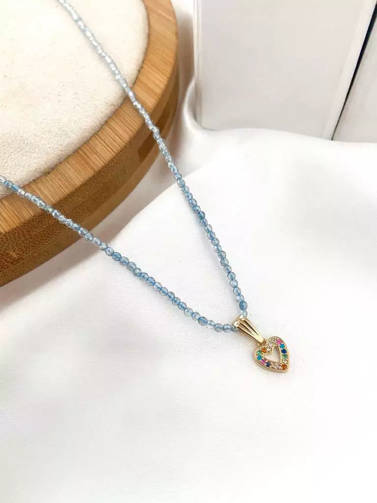 Choker cristais com mini coração de micro zircônias coloridas.