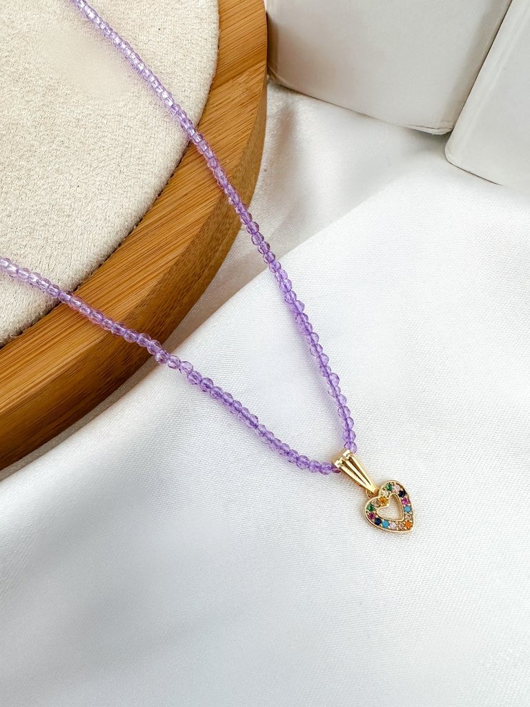Choker cristais com mini coração de micro zircônias coloridas.