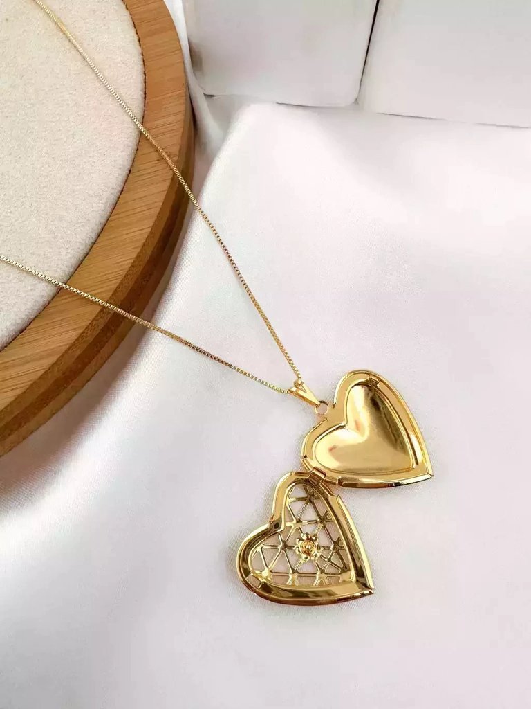 colar folheado a ouro 18k relicário coração detalhe vazado.