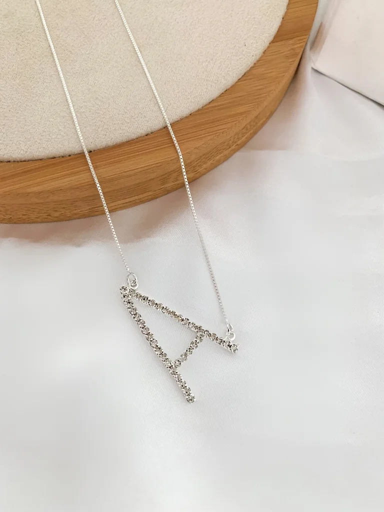 Veneziana folheada com inicial cravejada em micro zircônias
