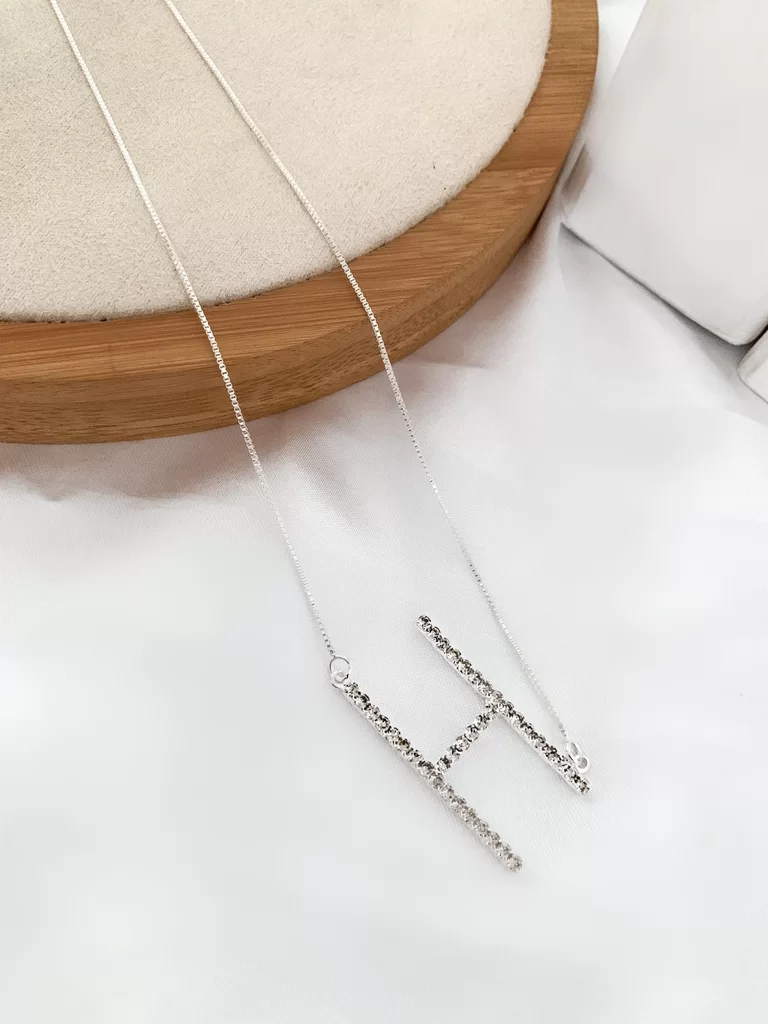 Veneziana folheada com inicial cravejada em micro zircônias