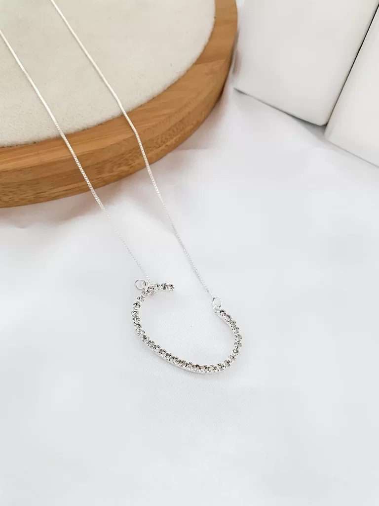 Veneziana folheada com inicial cravejada em micro zircônias