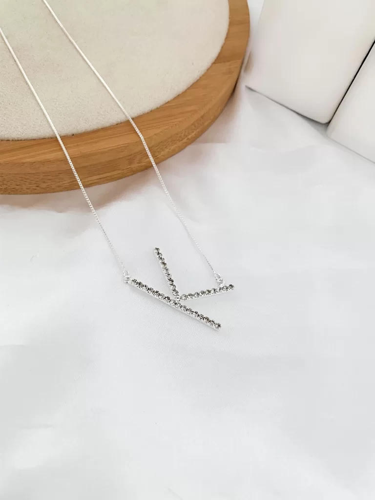 Veneziana folheada com inicial cravejada em micro zircônias