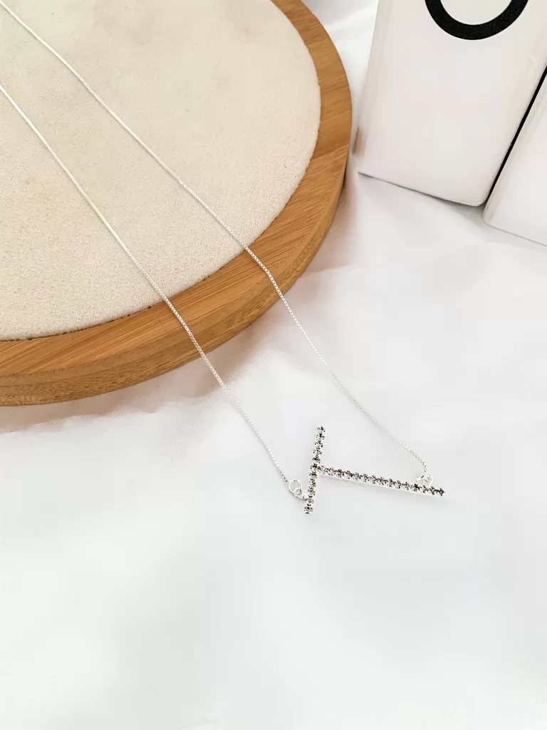 Veneziana folheada com inicial cravejada em micro zircônias