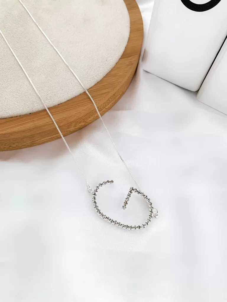 Veneziana folheada com inicial cravejada em micro zircônias