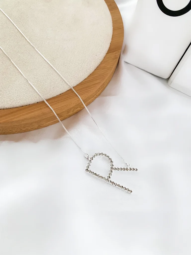 Veneziana folheada com inicial cravejada em micro zircônias