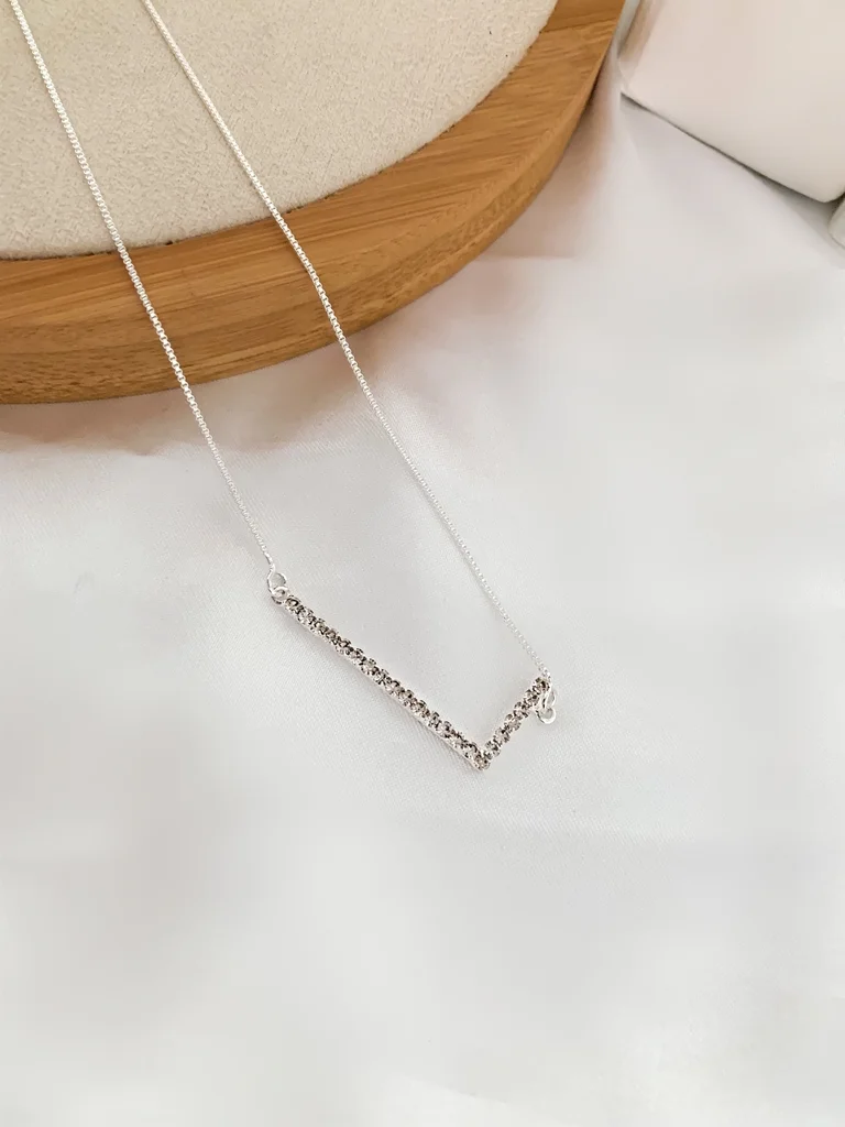 Veneziana folheada com inicial cravejada em micro zircônias